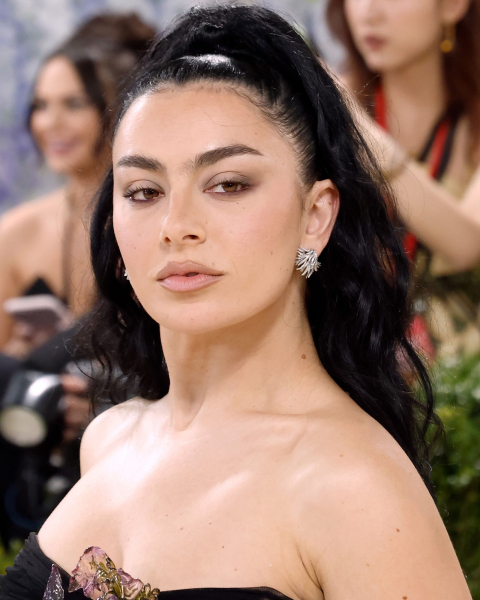 Charli XCX with Matte skin makeup.