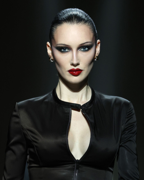 Closeup of a model with Shellac gloss.